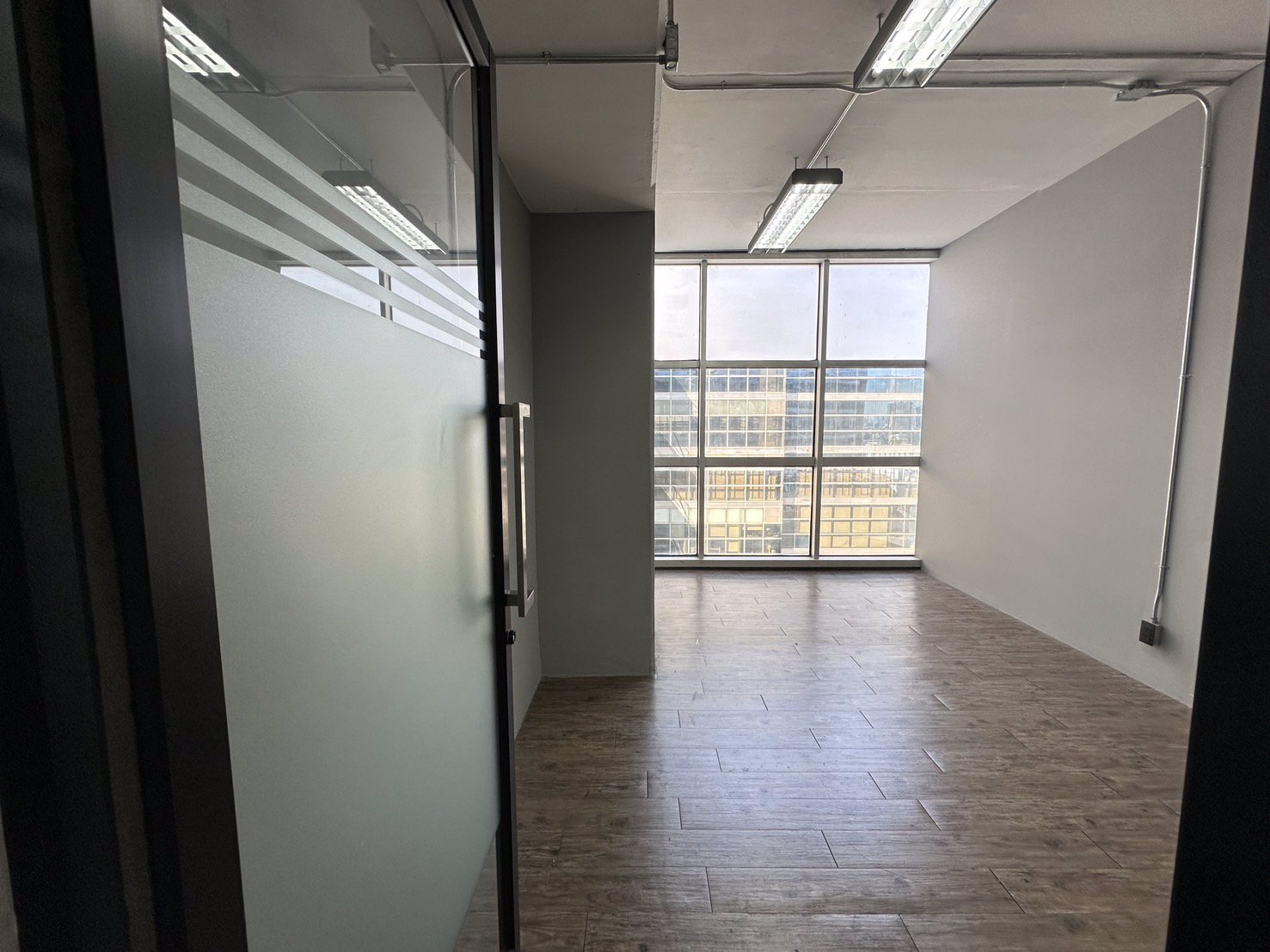 ready-to-move-ออฟฟิศให้เช่าขนาด-90-ตรม-ห้องสวย-ติดกระจก-เมืองทองธานี