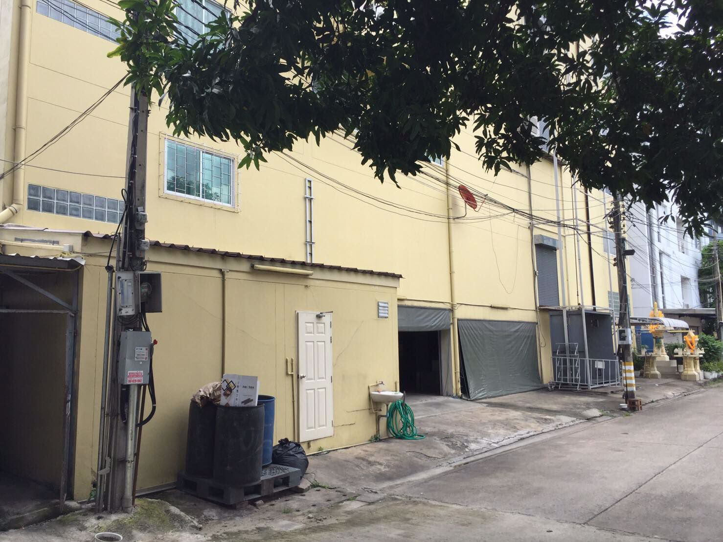 ให้เช่าโชว์รูมออฟฟิต-ติดถนนประดิษฐ์มนูญธรรม-ใกล้พระรามเก้า-เอกมัย