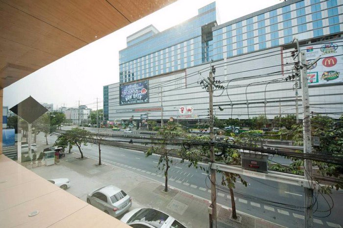 โชว์รูมสำนักงานให้เช่า-ทำเลดีมาก-ติดถนนใหญ่รัชดาภิเษก-และใกล้-mrtรัชดาภิเษก-เพียง-240-เมตร