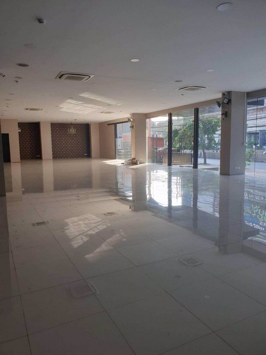 โชว์รูมสำนักงานให้เช่า-ทำเลดีมาก-ติดถนนใหญ่รัชดาภิเษก-และใกล้-mrtรัชดาภิเษก-เพียง-240-เมตร