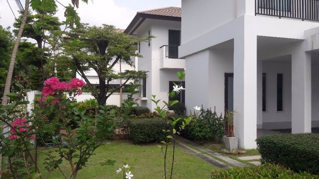 ให้เช่าบ้านเดี่ยวหมู่บ้านเนอวานา-พระรามเก้า-ใกล้รถไฟฟ้าแอร์พอร์ตลิ้ง-บ้านทับช้าง