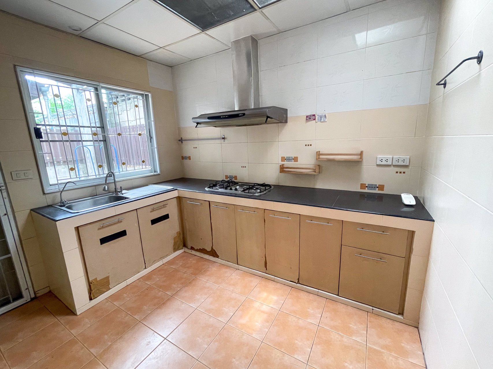 ขาย-ทาวน์โฮม-2-ชั้น-3-นอน-ใกล้รถไฟฟ้าสายสีชมพู