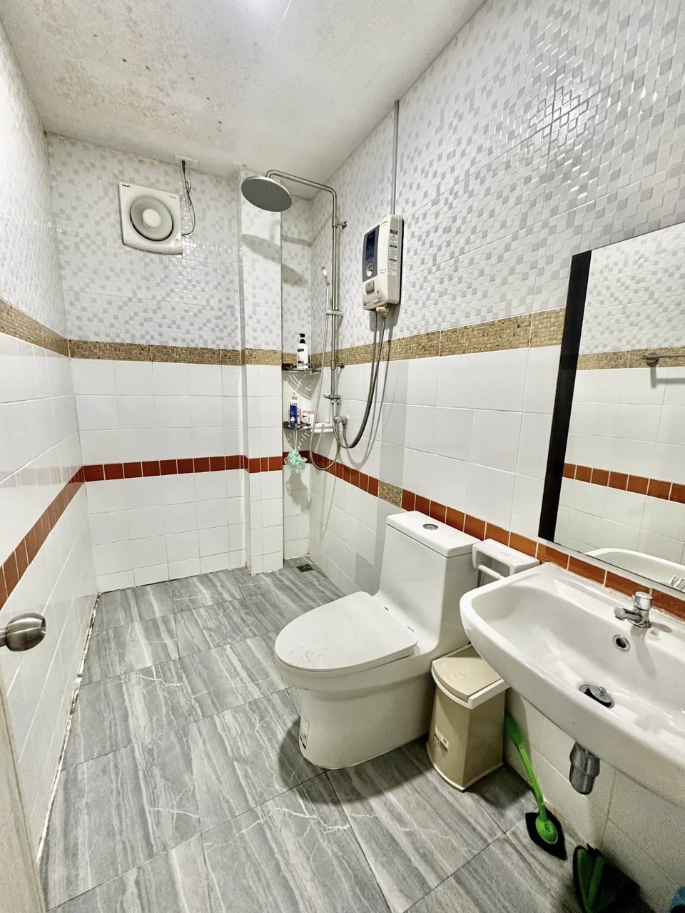 ขายด่วน-ขายถูก-ทาวน์เฮ้าส์2ชั้น-หลังริม-พื้นที่เยอะ-452-ตรว