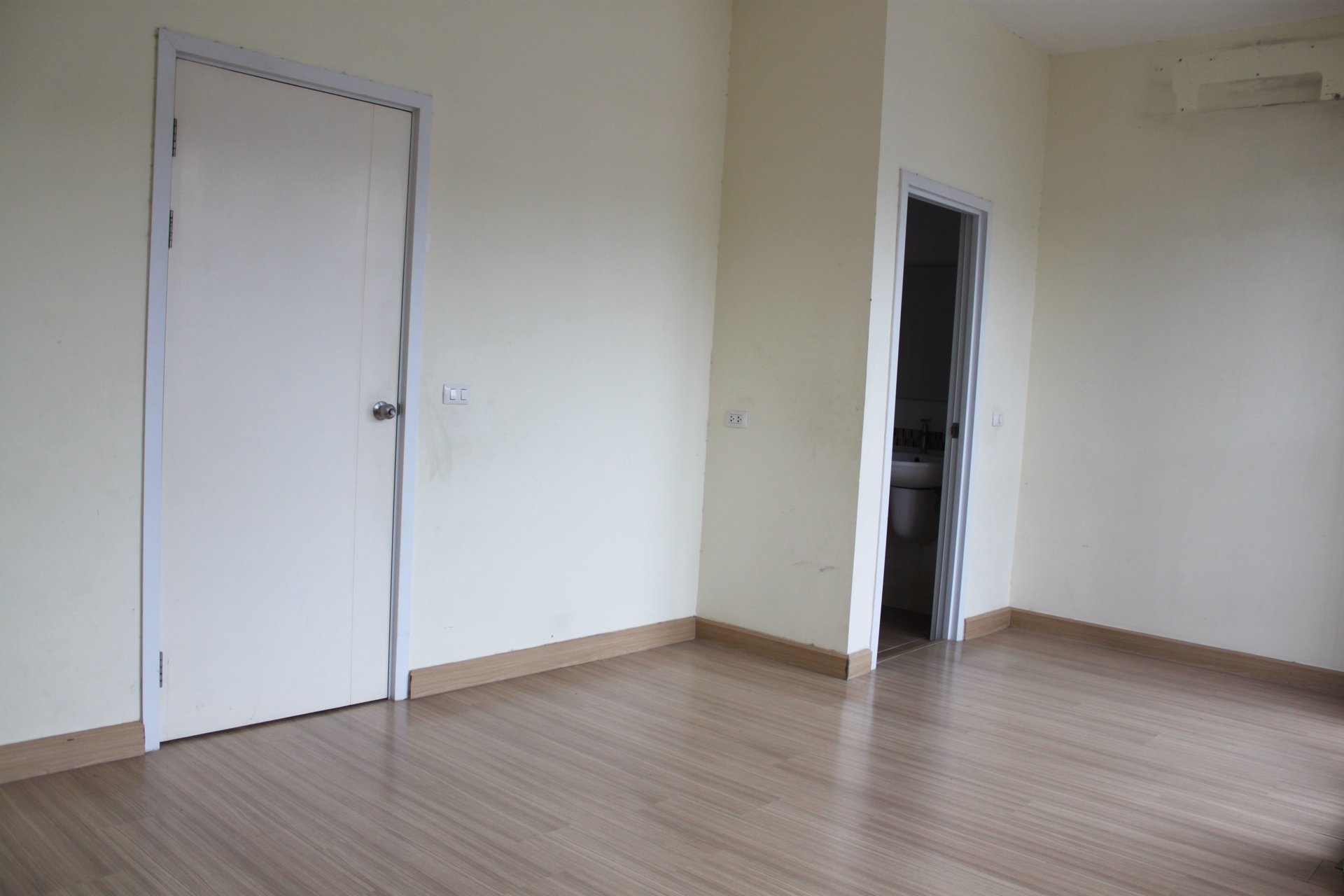 ทาวน์เฮ้าส์กัสโต้พระราม2-ฟรีโอน-ขายถูก-ต่อรองได้