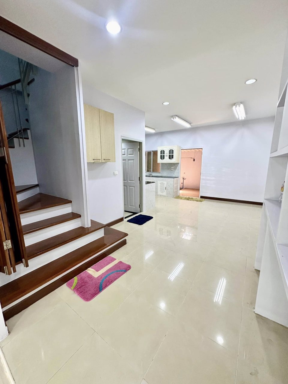 ขายด่วน-บ้านกลางเมือง-บริติช-ทาวน์-ศรีนครินทร์-เป็นทาวน์โฮม-3-ชั้น-หลังริม-รีโนเวทใหม่-สวยๆ