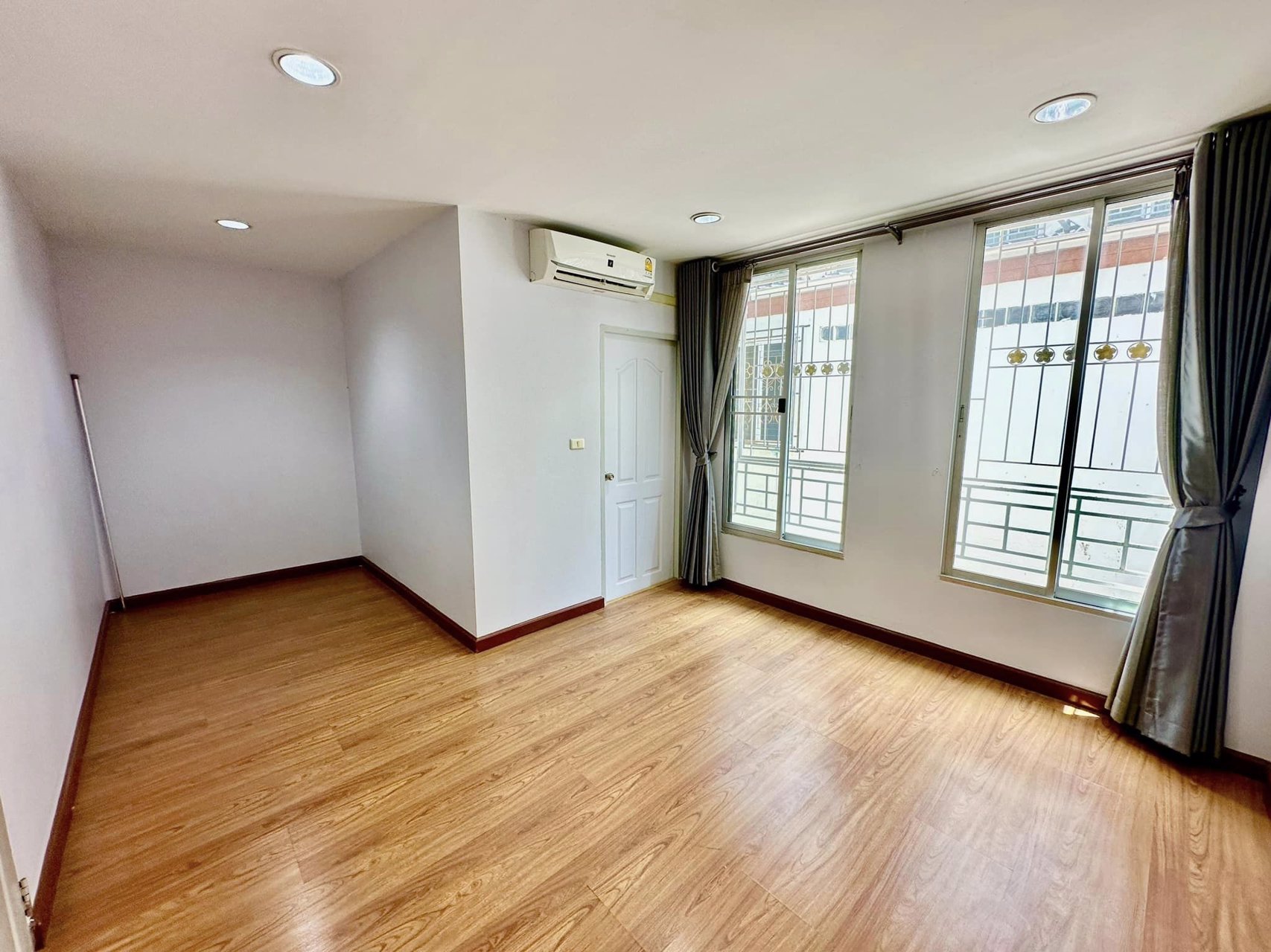 ขายด่วน-บ้านกลางเมือง-บริติช-ทาวน์-ศรีนครินทร์-เป็นทาวน์โฮม-3-ชั้น-หลังริม-รีโนเวทใหม่-สวยๆ