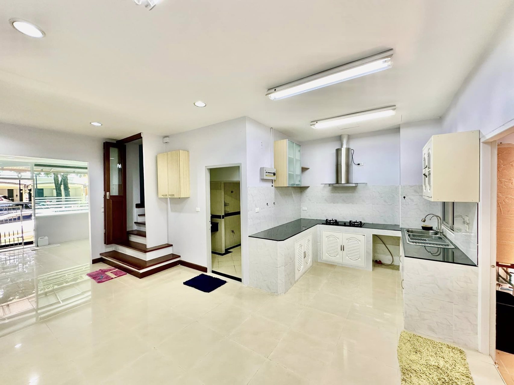 ขายด่วน-บ้านกลางเมือง-บริติช-ทาวน์-ศรีนครินทร์-เป็นทาวน์โฮม-3-ชั้น-หลังริม-รีโนเวทใหม่-สวยๆ