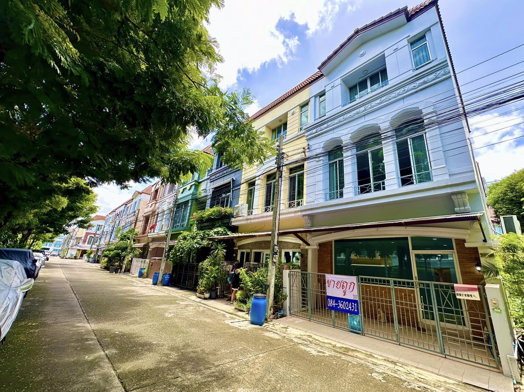 ขายด่วน-บ้านกลางเมือง-บริติช-ทาวน์-ศรีนครินทร์-เป็นทาวน์โฮม-3-ชั้น-หลังริม-รีโนเวทใหม่-สวยๆ