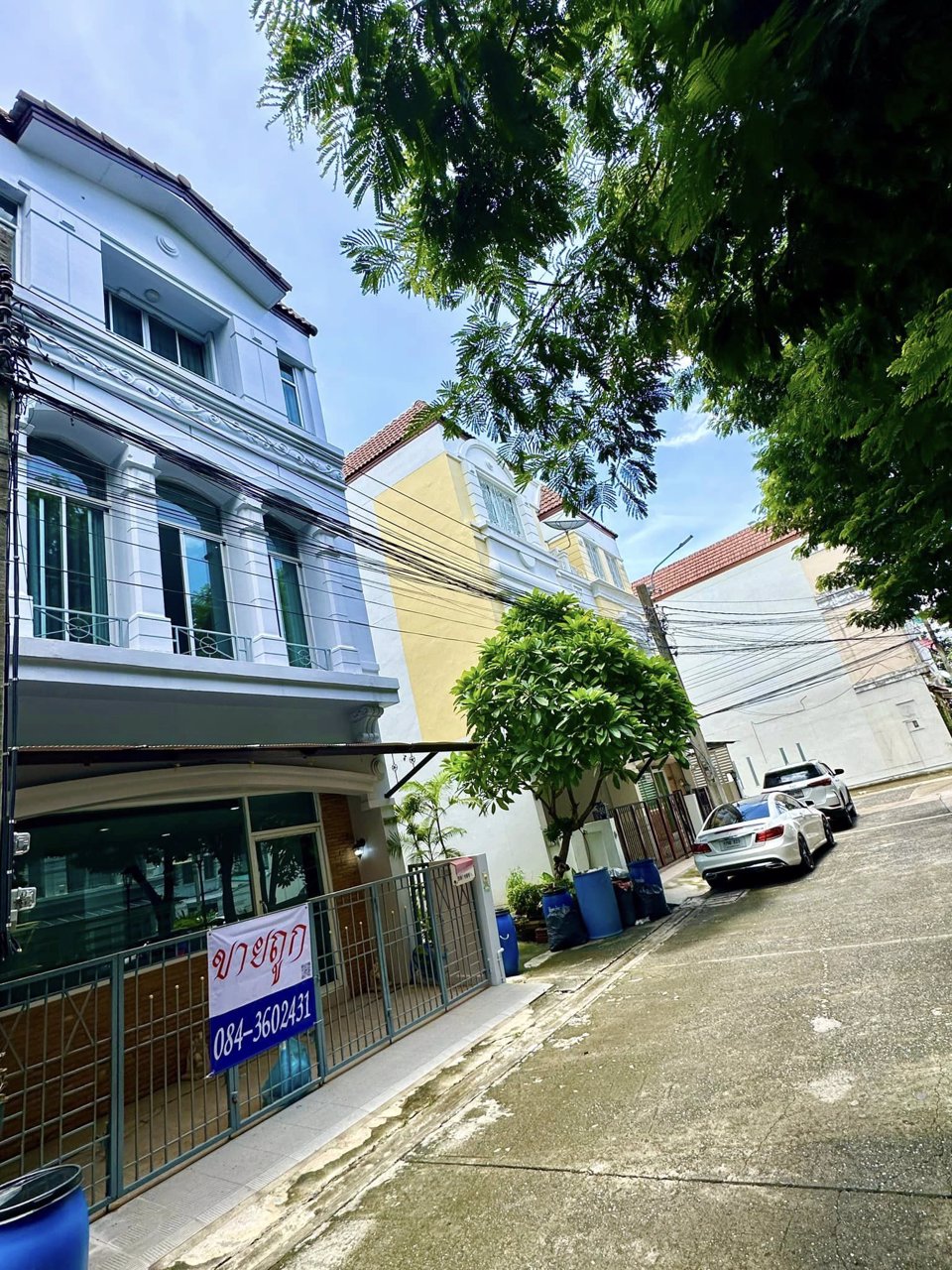 ขายด่วน-บ้านกลางเมือง-บริติช-ทาวน์-ศรีนครินทร์-เป็นทาวน์โฮม-3-ชั้น-หลังริม-รีโนเวทใหม่-สวยๆ