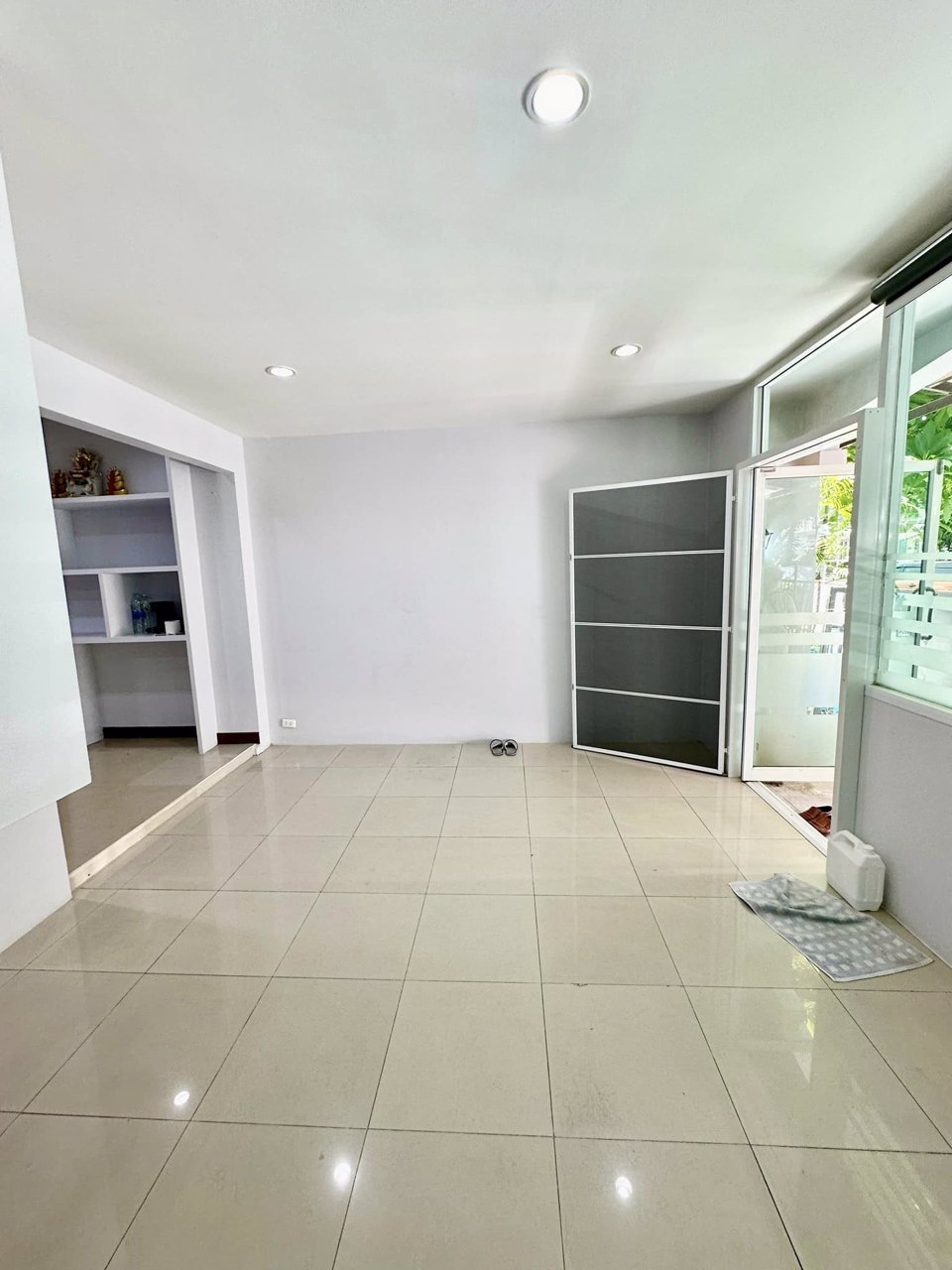 ขายด่วน-บ้านกลางเมือง-บริติช-ทาวน์-ศรีนครินทร์-เป็นทาวน์โฮม-3-ชั้น-หลังริม-รีโนเวทใหม่-สวยๆ