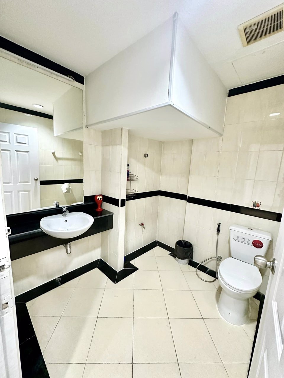 ขายด่วน-บ้านกลางเมือง-บริติช-ทาวน์-ศรีนครินทร์-เป็นทาวน์โฮม-3-ชั้น-หลังริม-รีโนเวทใหม่-สวยๆ