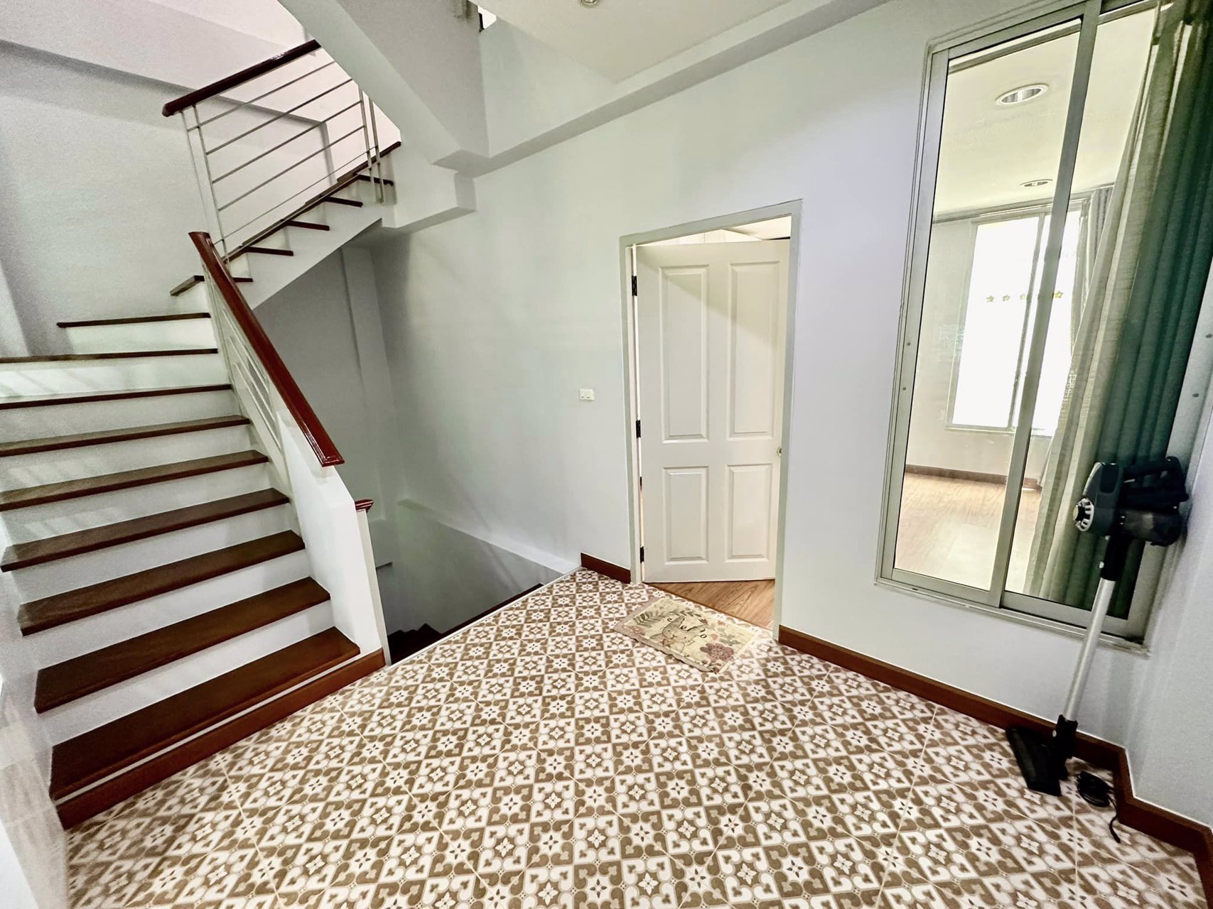 ขายด่วน-บ้านกลางเมือง-บริติช-ทาวน์-ศรีนครินทร์-เป็นทาวน์โฮม-3-ชั้น-หลังริม-รีโนเวทใหม่-สวยๆ