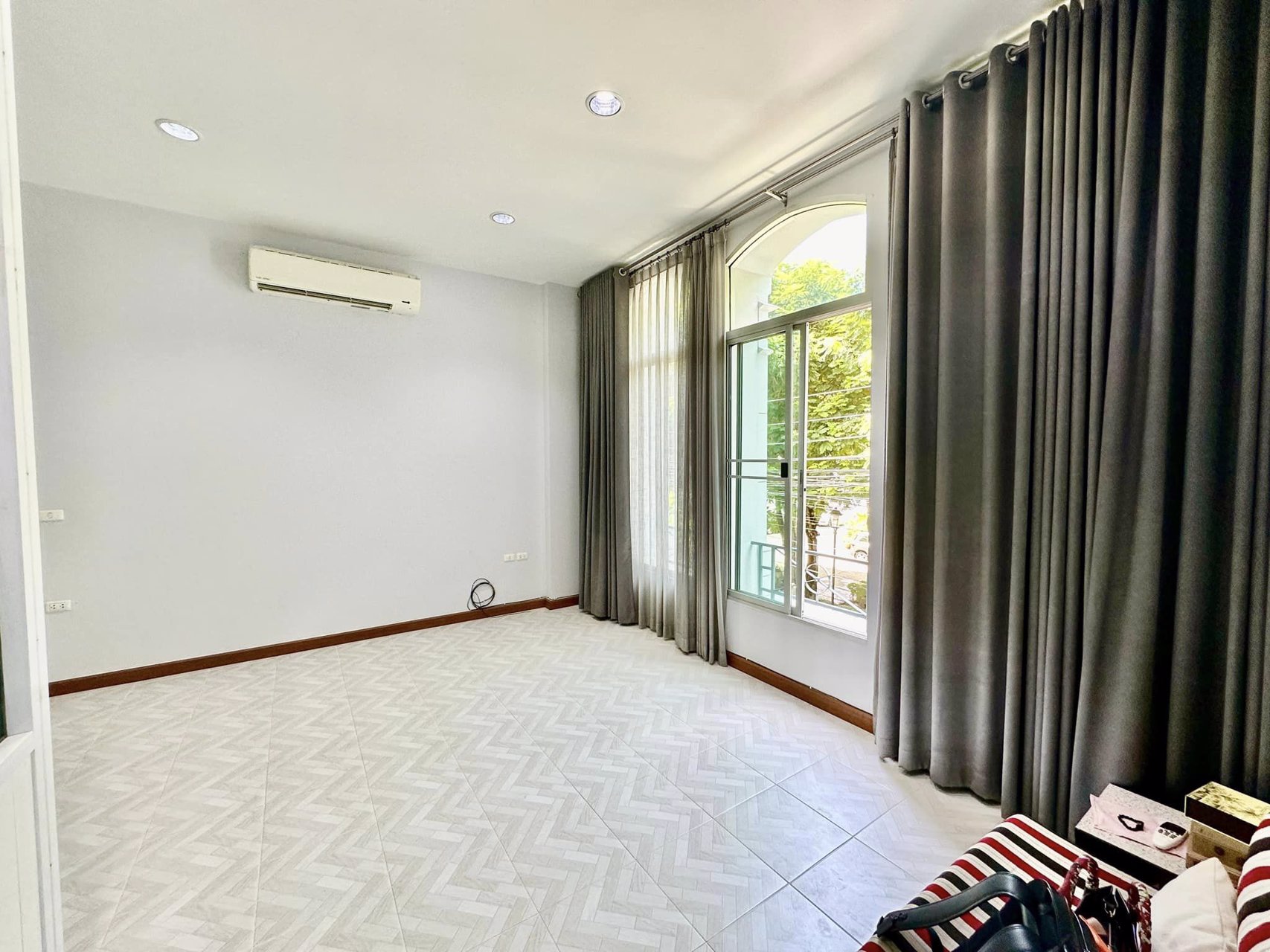 ขายด่วน-บ้านกลางเมือง-บริติช-ทาวน์-ศรีนครินทร์-เป็นทาวน์โฮม-3-ชั้น-หลังริม-รีโนเวทใหม่-สวยๆ