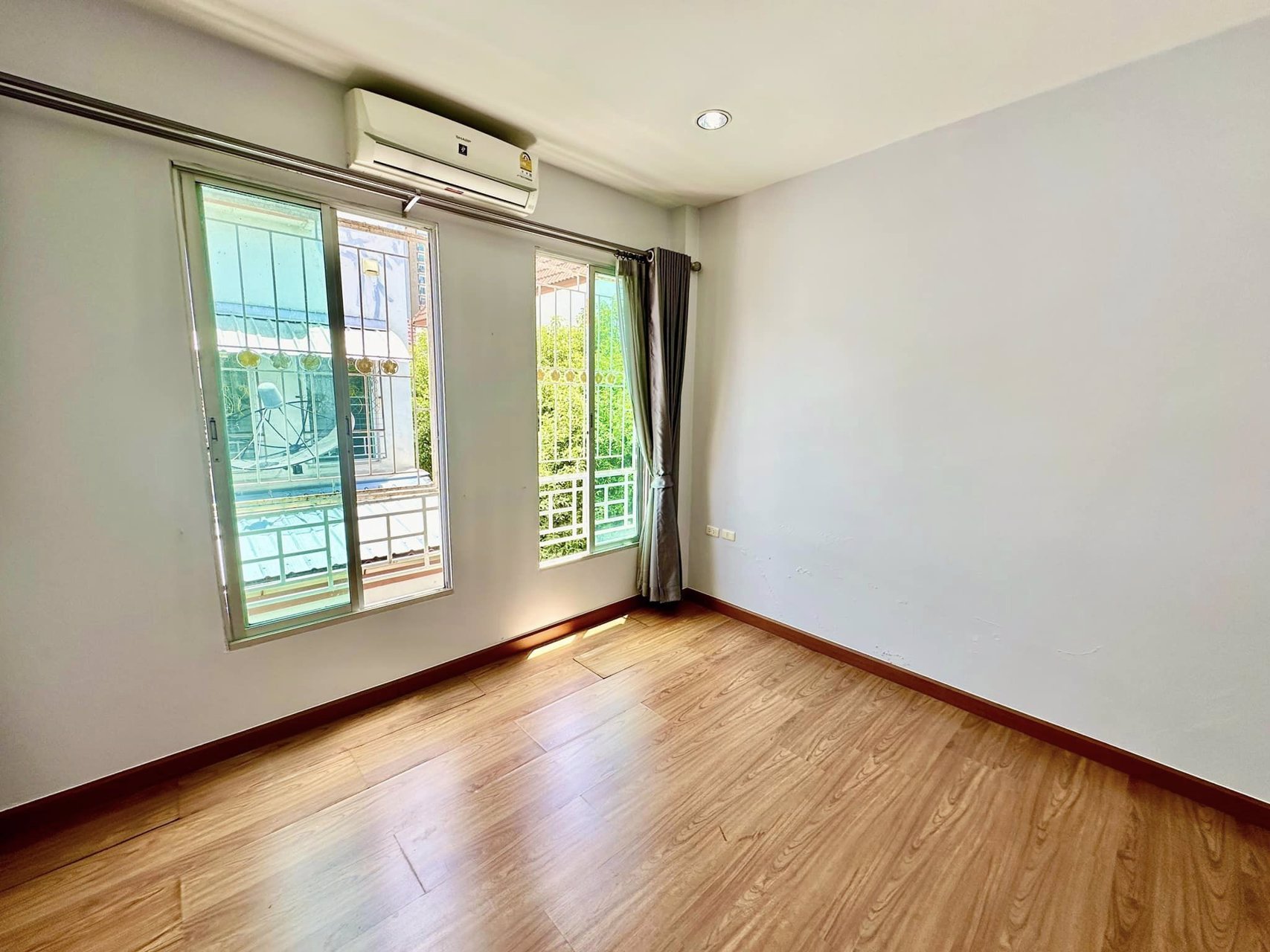 ขายด่วน-บ้านกลางเมือง-บริติช-ทาวน์-ศรีนครินทร์-เป็นทาวน์โฮม-3-ชั้น-หลังริม-รีโนเวทใหม่-สวยๆ