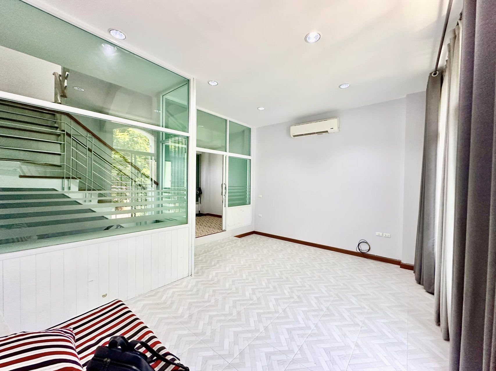 ขายด่วน-บ้านกลางเมือง-บริติช-ทาวน์-ศรีนครินทร์-เป็นทาวน์โฮม-3-ชั้น-หลังริม-รีโนเวทใหม่-สวยๆ