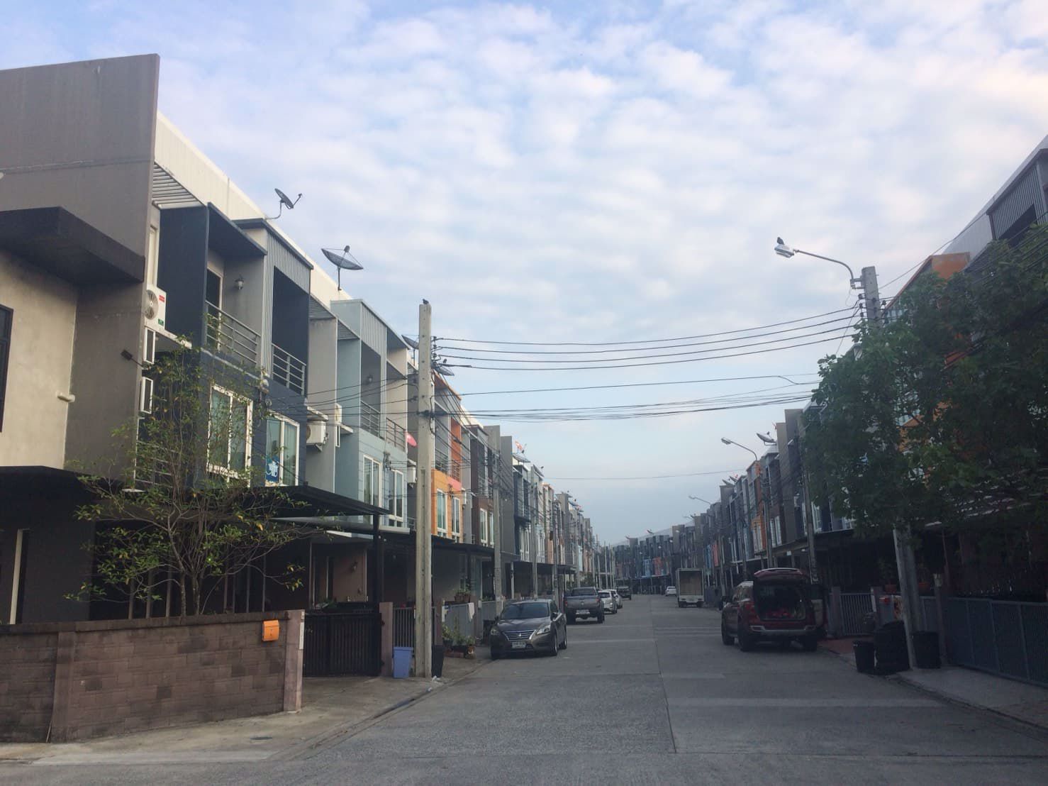 ขาย-ให้เช่า-ทาวน์โฮม-3-ชั้น-ติดถนนใหญ่