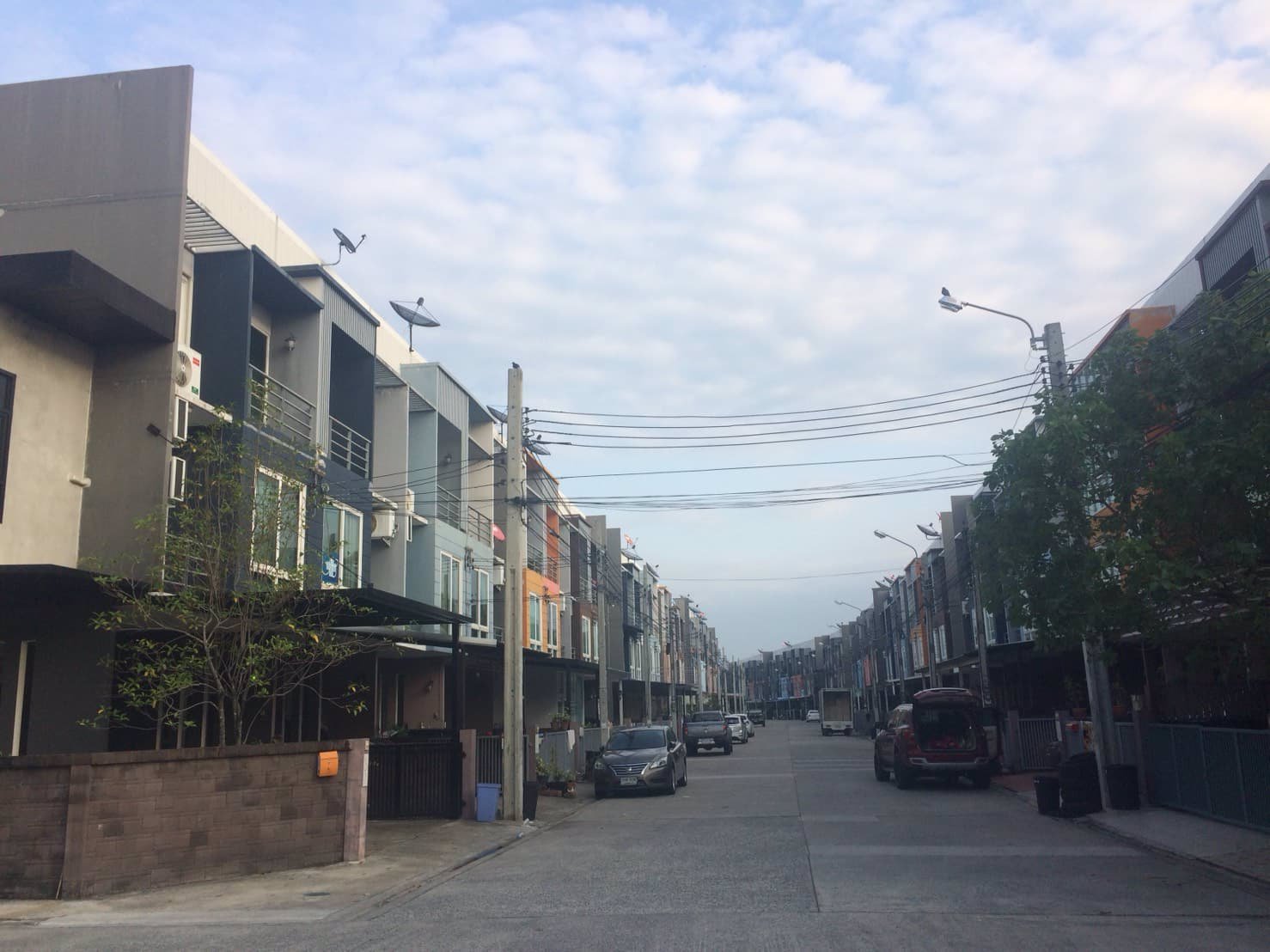 ขาย-ให้เช่า-ทาวน์โฮม-3-ชั้น-ติดถนนใหญ่