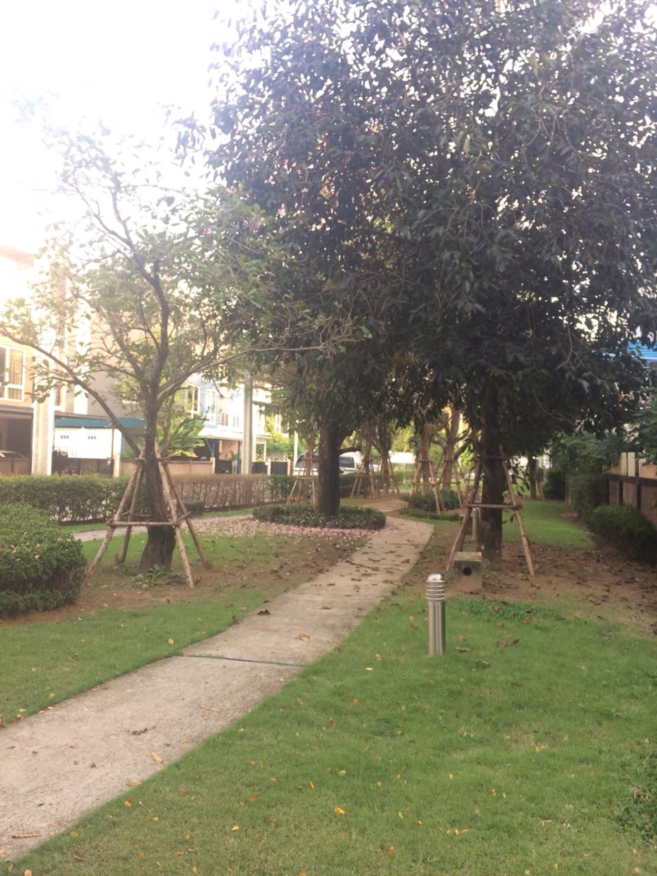 ขาย-ให้เช่า-ทาวน์โฮม-3-ชั้น-ติดถนนใหญ่