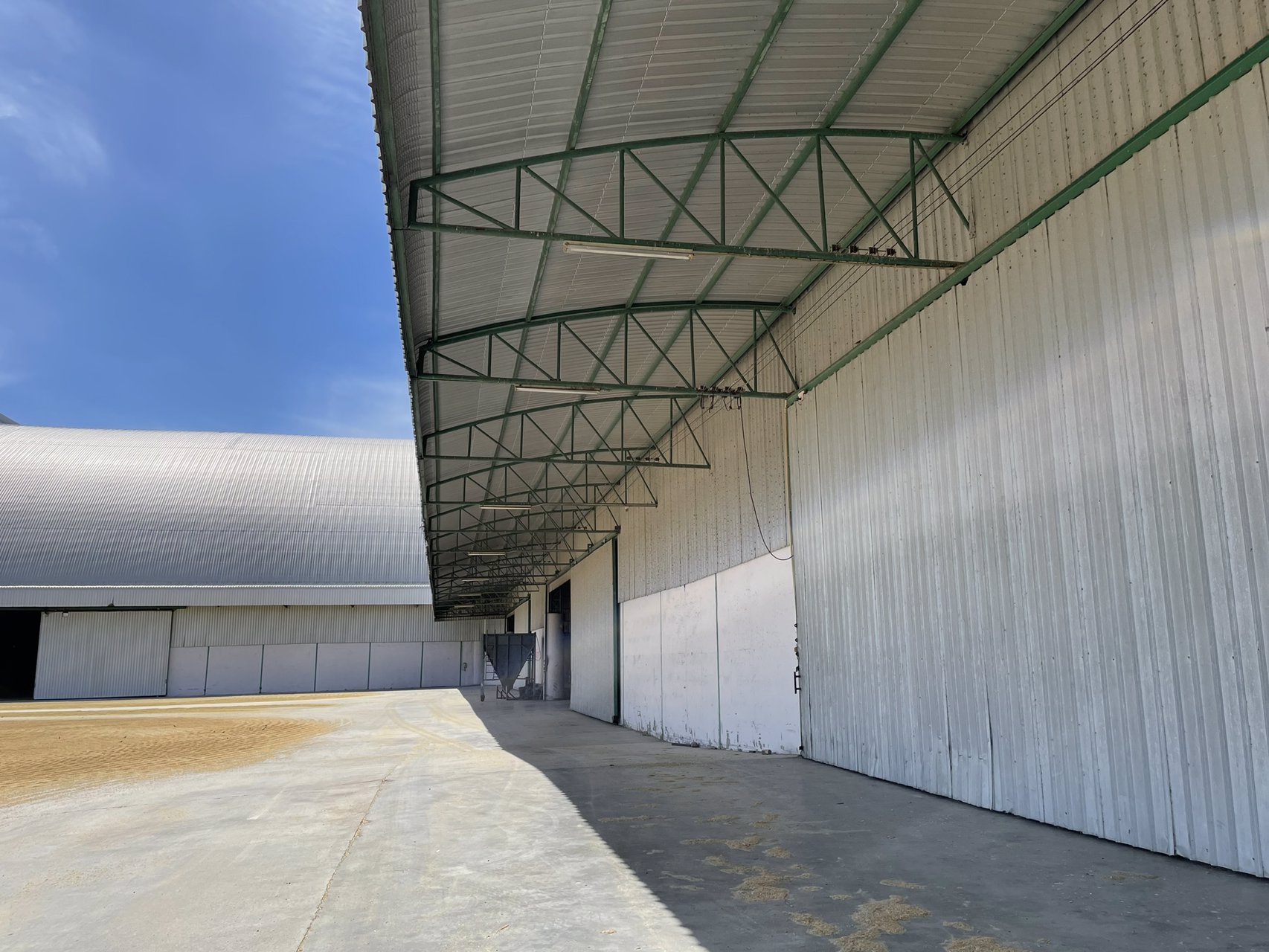 ให้เช่าโกดังเก็บสินค้า-อยู่แนวเขตติดกับอำเภอบ้านโป่ง-จังหวัดราชบุรี-อยู่ห่างจากตัวอำเภอท่ามะกาท่า