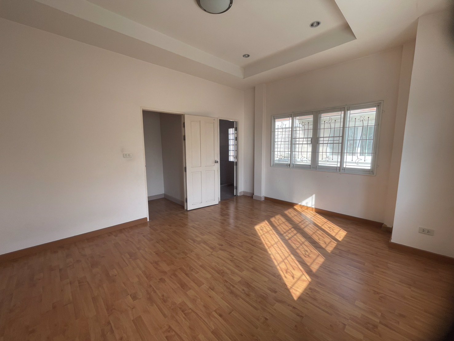 ขายบ้าน-2-ชั้น-ใกล้รถไฟฟ้าสายสีแดง-มหาวิทยาลัยรังสิต-เมืองเอก-สนามบินดอนเมือง