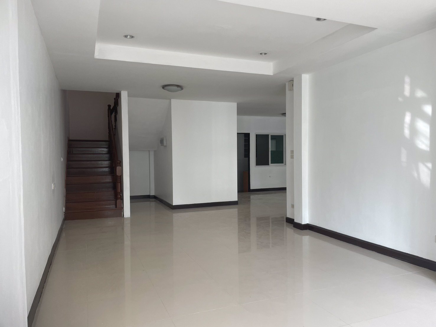 ขายบ้าน-2-ชั้น-ใกล้รถไฟฟ้าสายสีแดง-มหาวิทยาลัยรังสิต-เมืองเอก-สนามบินดอนเมือง