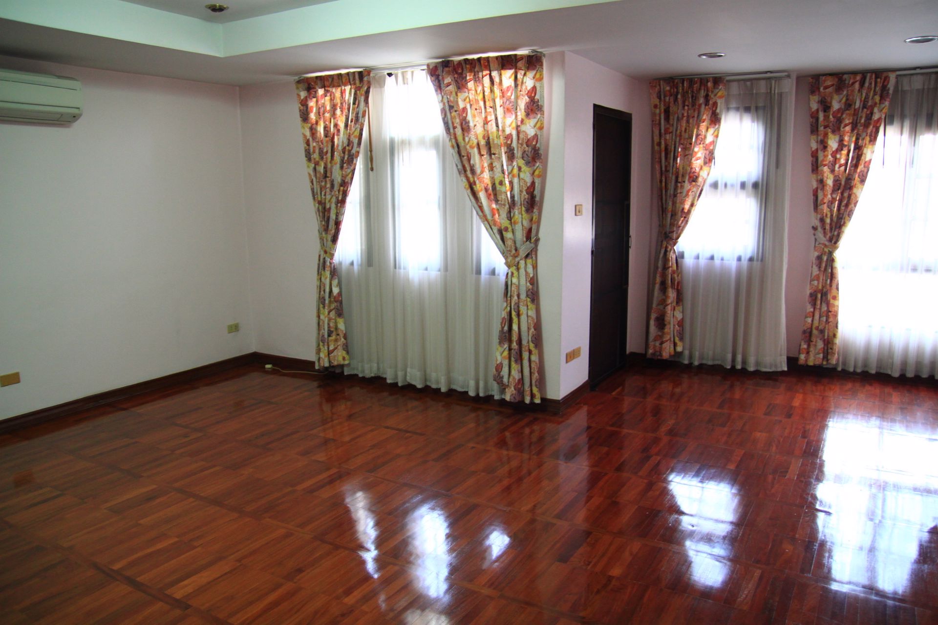 ให้เช่า-ด่วน-บ้านแฝด3ชั้น-25ตรว-4ห้องนอน-3ห้องน้ำ-ถนน-อินทามระ40-ใกล้mrtสุทธิสาร