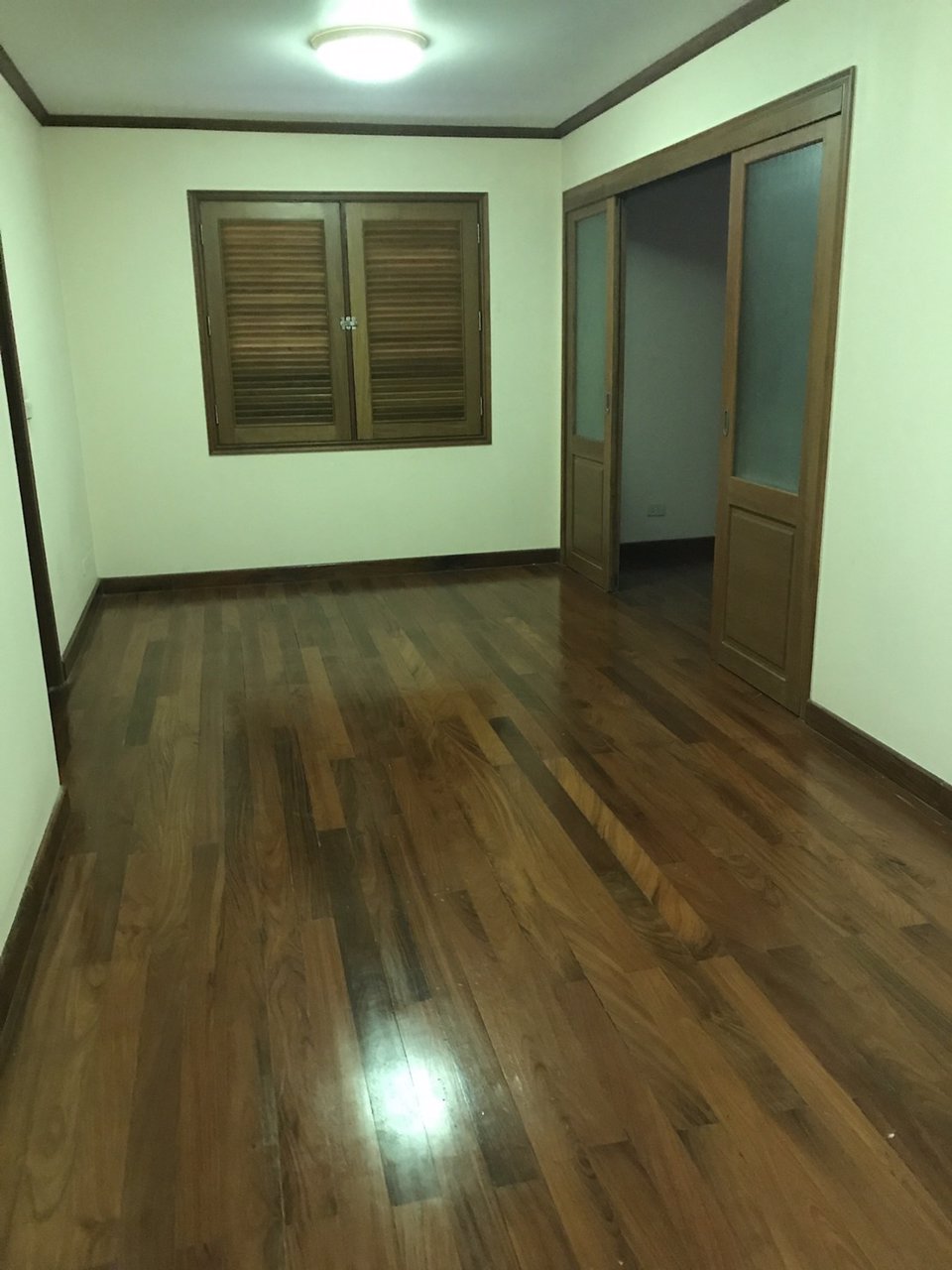 ให้เช่าบ้านเดี่ยวสามชั้น-บนเนื้อที่-100-ตารางวา-ปลูกเกือบเต็มพื้นที่-เนื้อที่ใช้สอย-588-ตารางเมตร