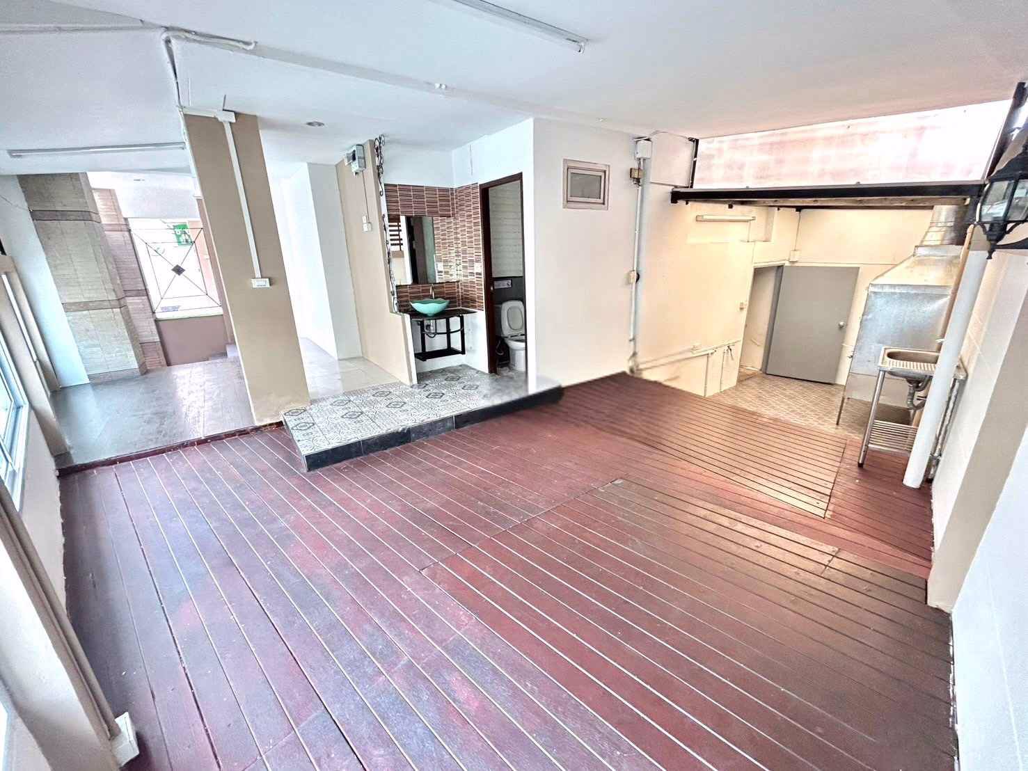 พื้นที่ร้านค้าให้เช่า-ขนาด-80-ตรม-ราคา-15000-บาท-ย่านสาทร-ถนนทรี-นราธิวาส-ใกล้-brt-โลตัสพระราม3