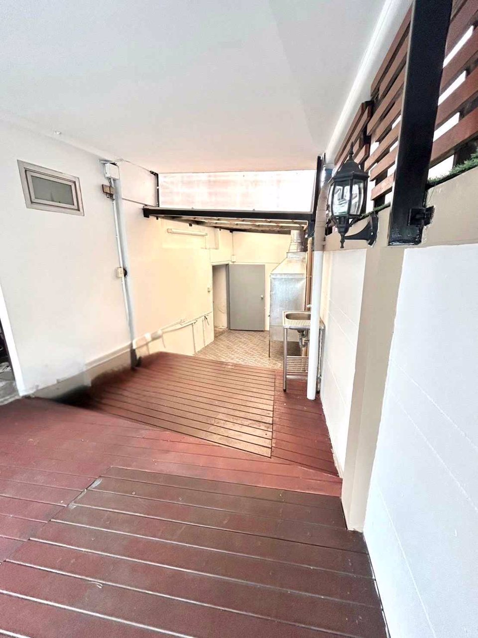 พื้นที่ร้านค้าให้เช่า-ขนาด-80-ตรม-ราคา-15000-บาท-ย่านสาทร-ถนนทรี-นราธิวาส-ใกล้-brt-โลตัสพระราม3