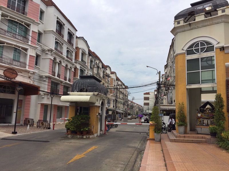 t-746-ให้เช่า-ทาวน์เฮ้าส์หลังมุม-บ้านกลางเมืองแยกรัชดา-ลาดพร้าว-ติดถนนใหญ่-ใกล้-mrtลาดพร้าว