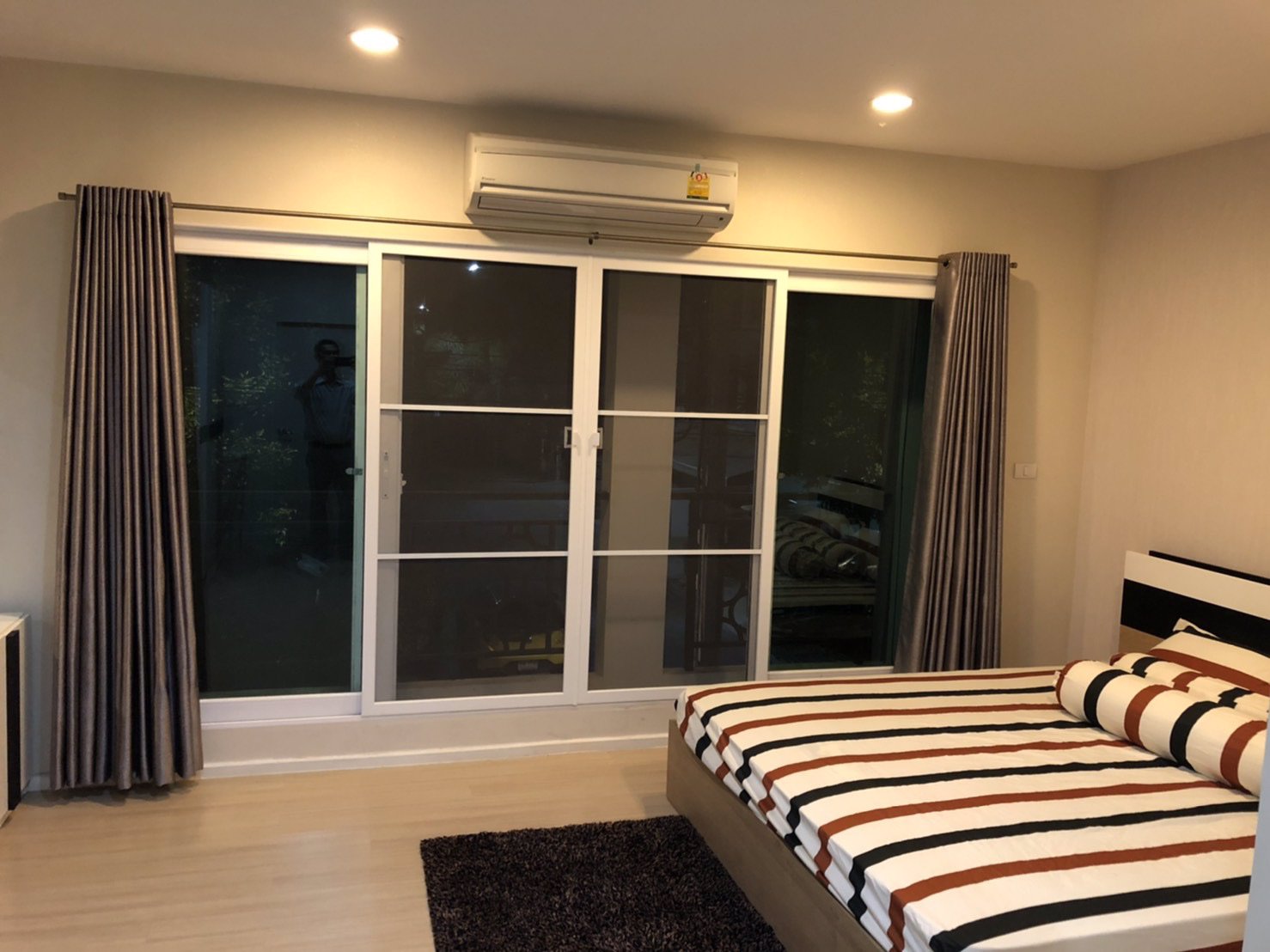 ขาย-ให้เช่า-ทาวน์โฮม-3-ชั้น-บ้านกลางเมือง-พระราม9-เลียบมอเตอร์เวย์-บ้านสวยมีเฟอร์พร้อมอยู่