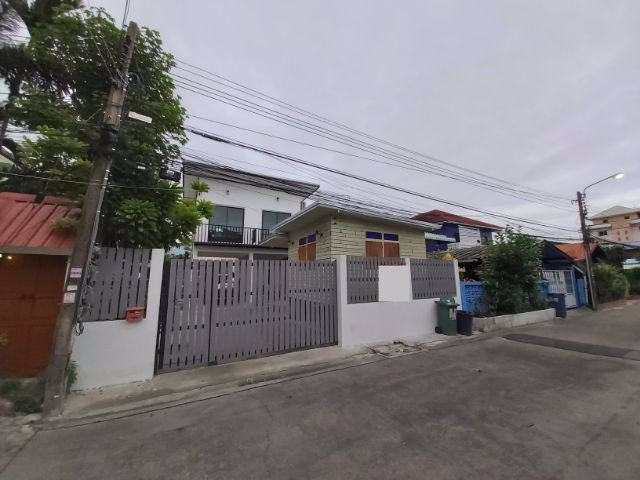 ให้เช่า-บ้านเดี่ยว-ไทยโมเดิร์น-2-หลัง-พร้อมเฟอร์นิเจอร์-ถเฉลิมพระเกียรติ-ร๙-ใกล้พาราไดซ์พาร์