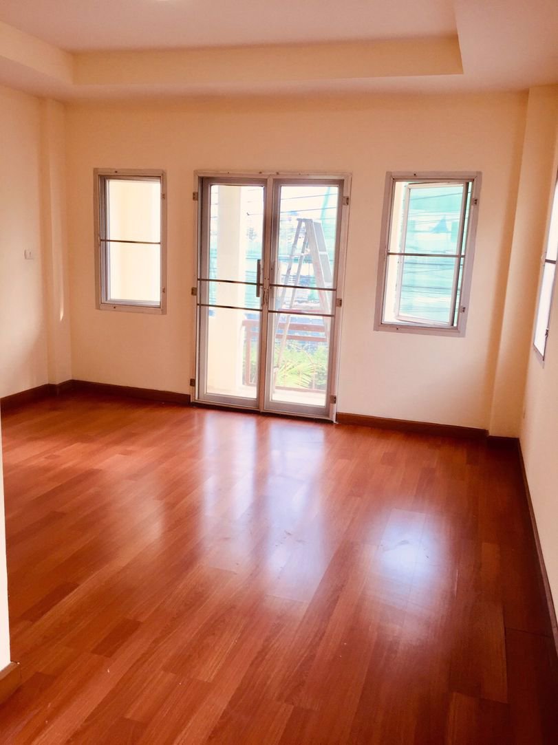 ขาย-ให้เช่า-ทาวน์โฮม-3-ชั้น-หลังมุม-the-balcony-home-ซเฉลิมพระเกียรติ28-ราคา-18000-บาท