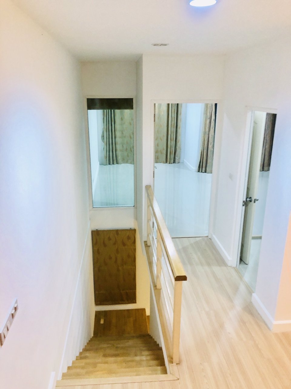 ให้เช่า-ทาวน์โฮม-3-ชั้น-renovate-ใหม่-หมู่บ้าน-กรีนนิช-ติด-makro-รามอินทรา-ราคา-24000-บาท