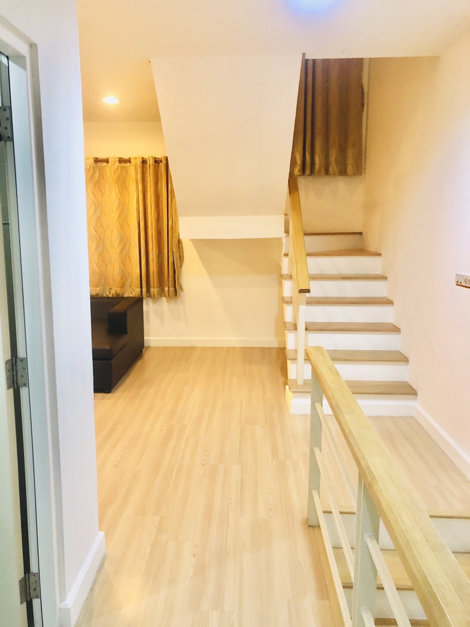 ให้เช่า-ทาวน์โฮม-3-ชั้น-renovate-ใหม่-หมู่บ้าน-กรีนนิช-ติด-makro-รามอินทรา-ราคา-24000-บาท