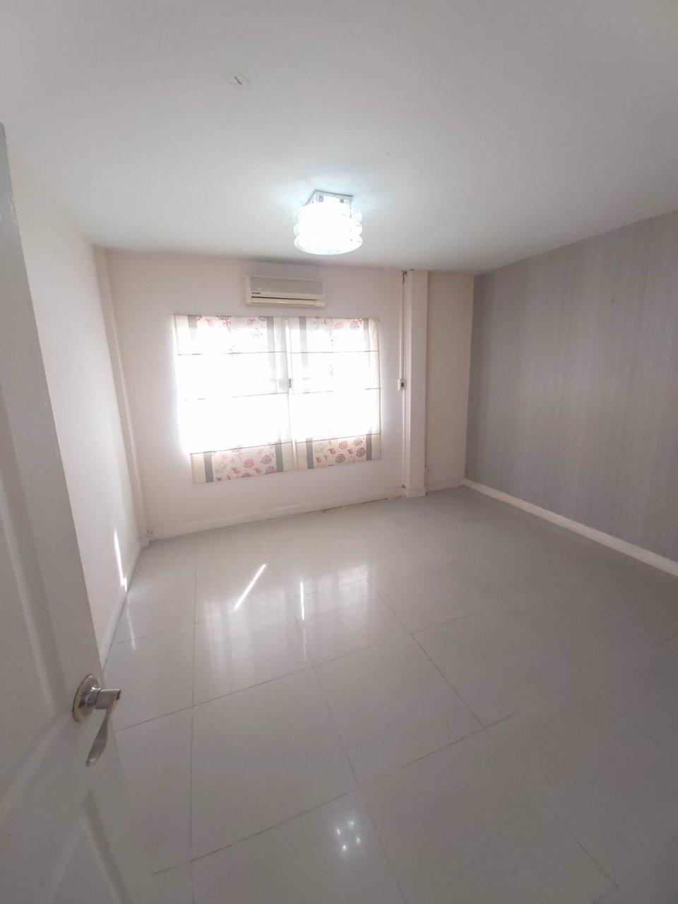 ให้เช่า-โฮมออฟฟิศ-ย่านเทพารักษ์-จอดรถในบ้านได้-6-คัน-เนื้อที่-90-ตรว-ราคาเพียง-20000-บาท