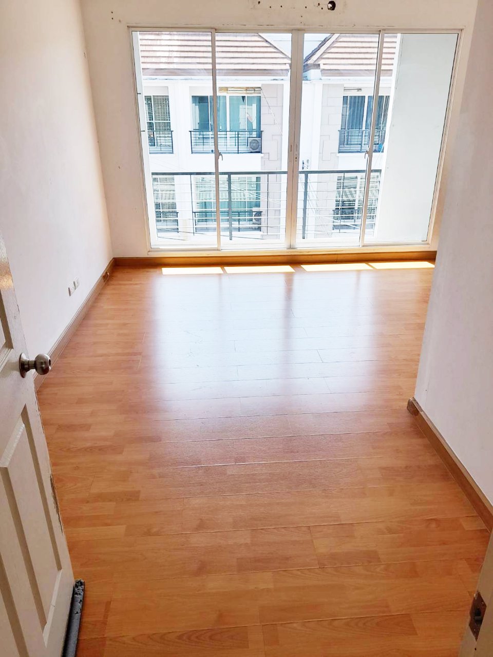 ให้เช่า-ทาวน์โฮม-3-ชั้น-มs-sense-ศรีนครินทร์-เยื้องพาราไดซ์-พาร์ค-บ้านสวยสภาพดี