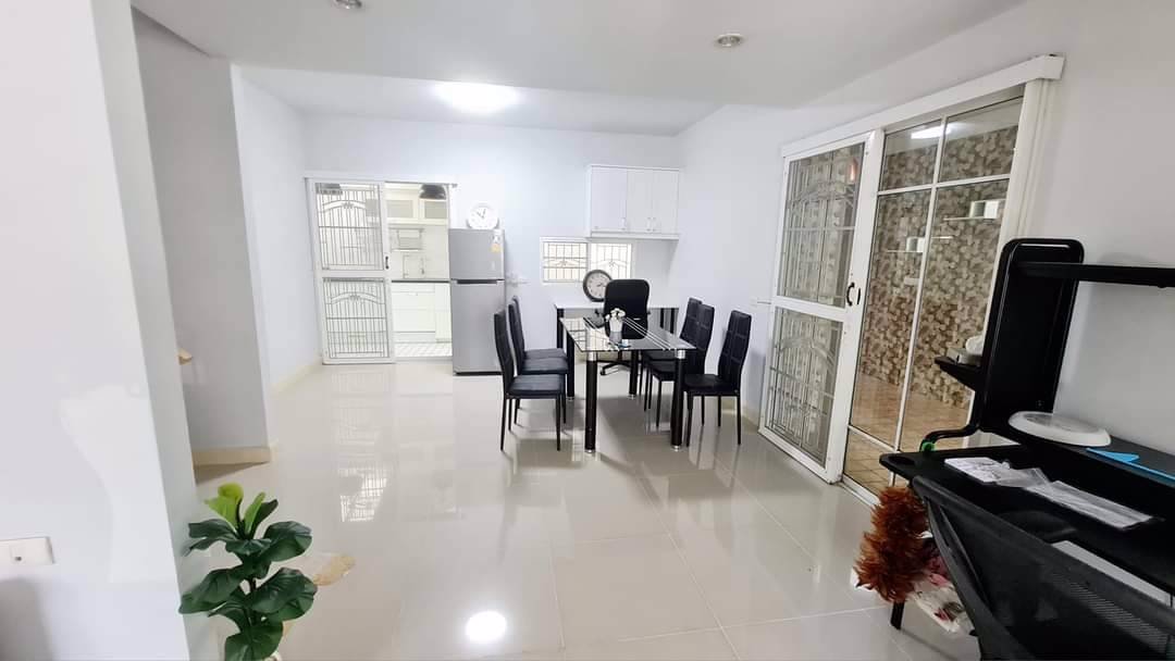 บ้านแฝด-the-village-บางนา-กม10-ดีไซน์ผนังบ้านไม่ติดกัน-เฟอร์นิเจอร์ครบ-ราคา-30000