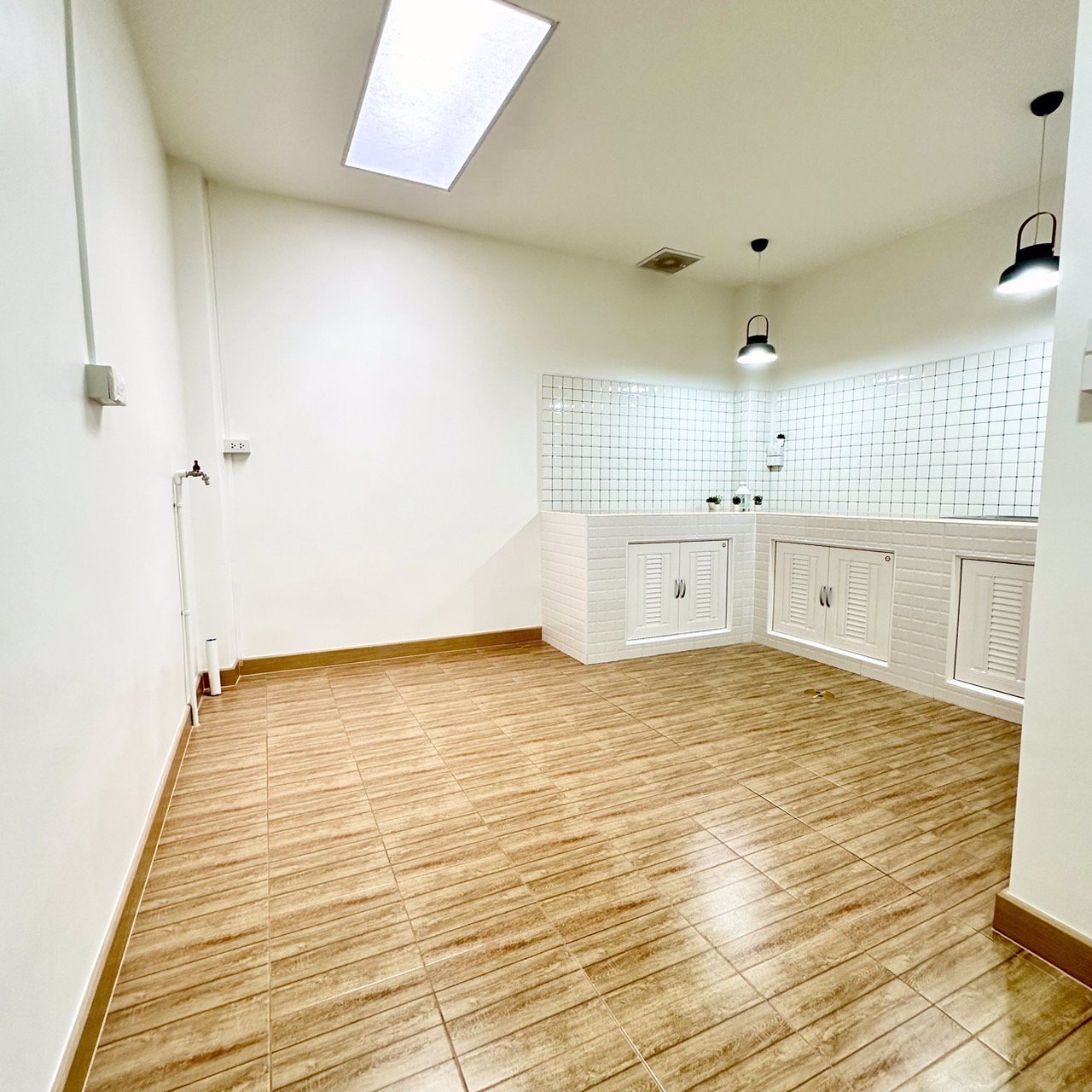 ให้เช่า-ทาวน์เฮ้าส์-2-ชั้น-รีโนเวทใหม่-มรินทร์ทอง-รามคำแหง-190-ใกล้รถไฟฟ้า-ราคา-13000-บาท