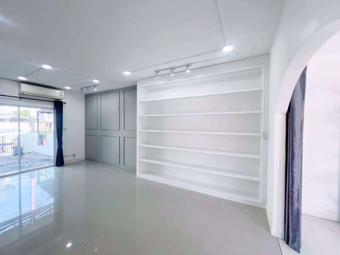 ทาวน์โฮม-2-ชั้น-รีโนเวทใหม่-มเดอะคัลเลอร์-พรีเมี่ยม-บางนา-กม8-ตกแต่งใหม่-เหมาะทำสตูดิโอ