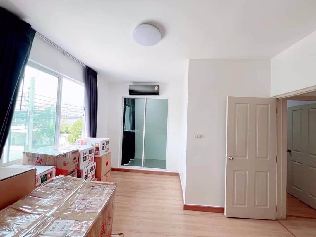 ทาวน์โฮม-2-ชั้น-รีโนเวทใหม่-มเดอะคัลเลอร์-พรีเมี่ยม-บางนา-กม8-ตกแต่งใหม่-เหมาะทำสตูดิโอ