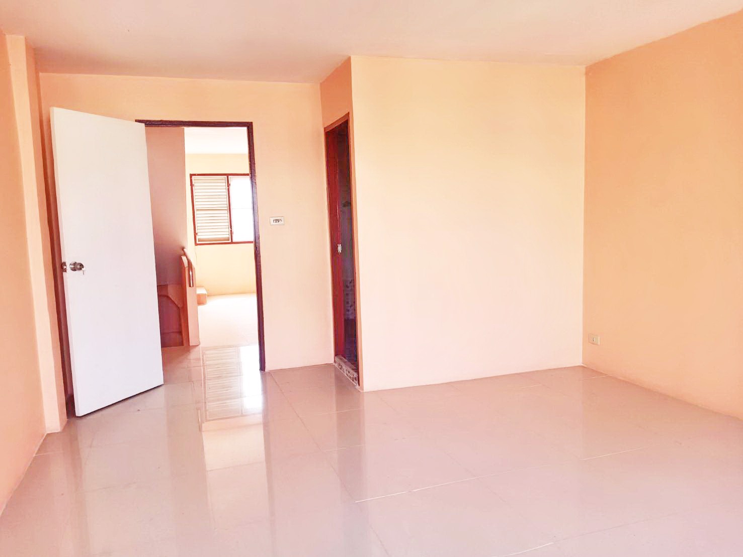 ขายถูกมาก-ทาวน์เฮ้าส์-3-ชั้น-โครงการอู่ทองเพลส-2-ลำลูกกา