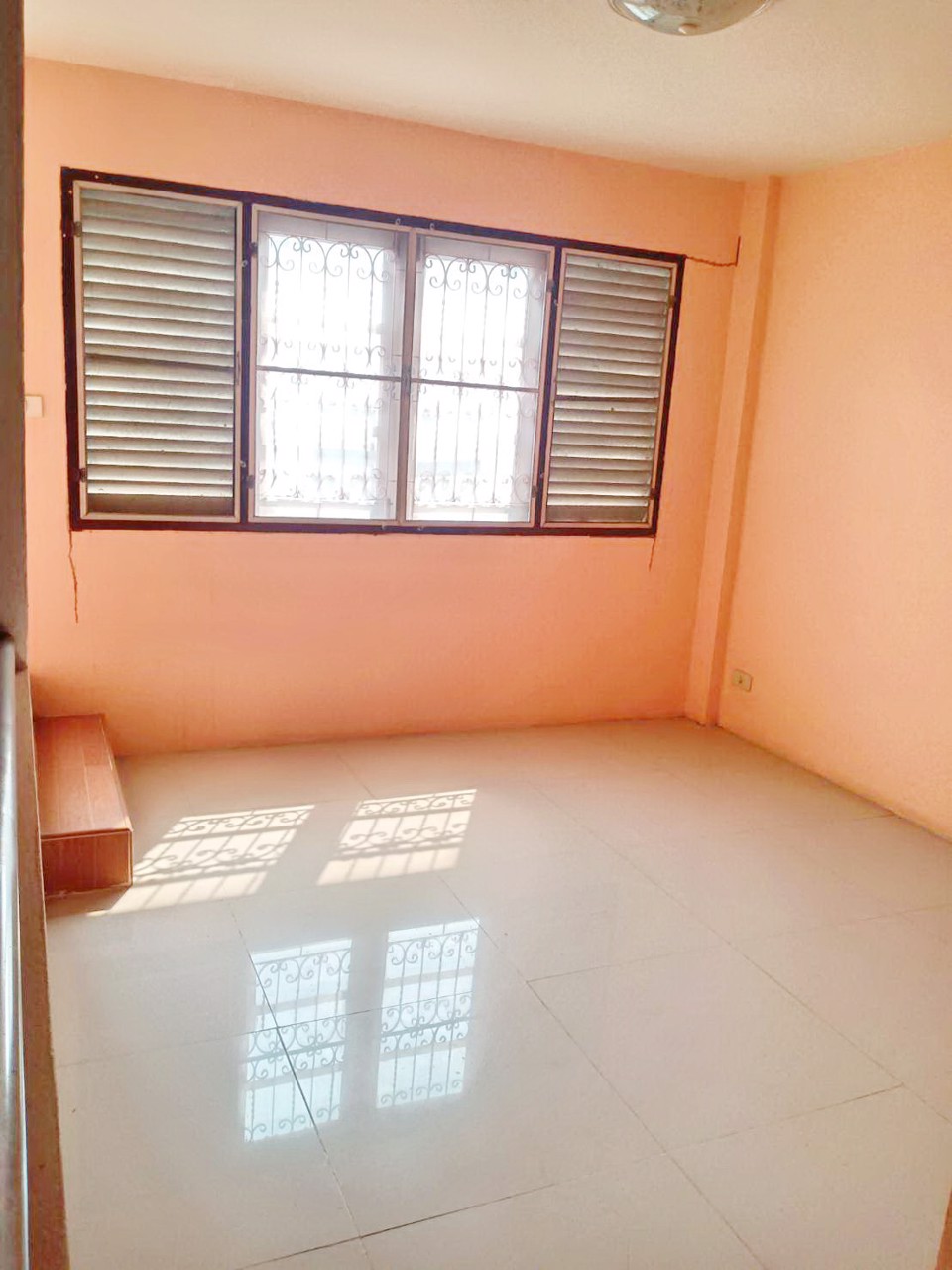 ขายถูกมาก-ทาวน์เฮ้าส์-3-ชั้น-โครงการอู่ทองเพลส-2-ลำลูกกา