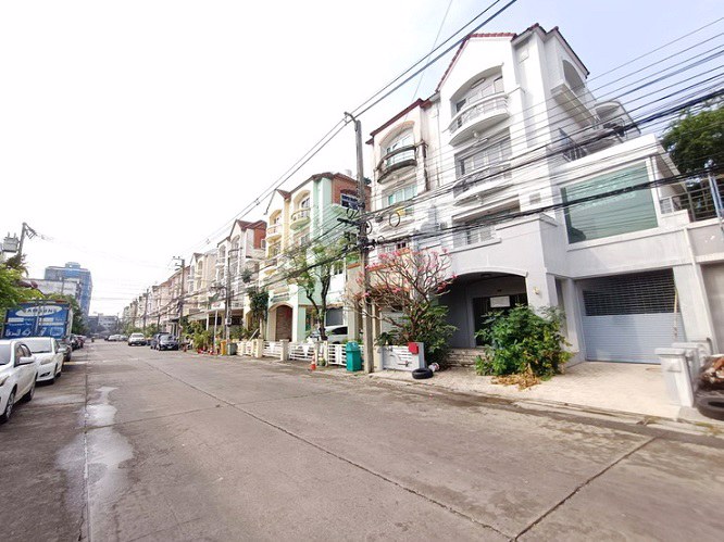 ขายถูก-ทาวน์เฮ้าส์-4-ชั้น-หมู่บ้านสวนซื่อตรง-ซอยประดิษฐ์มนูธรรม-10-เลียบทางด่วนรามอินทรา