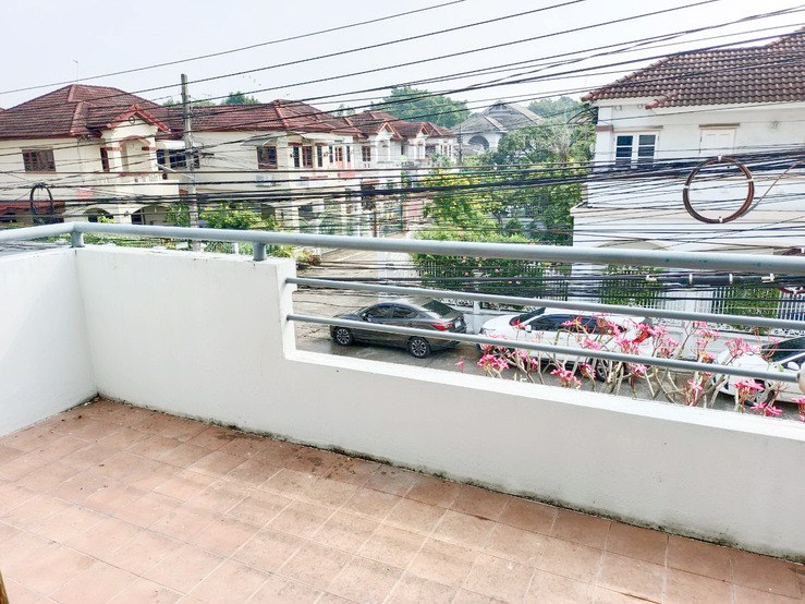 ขายถูก-ทาวน์เฮ้าส์-4-ชั้น-หมู่บ้านสวนซื่อตรง-ซอยประดิษฐ์มนูธรรม-10-เลียบทางด่วนรามอินทรา