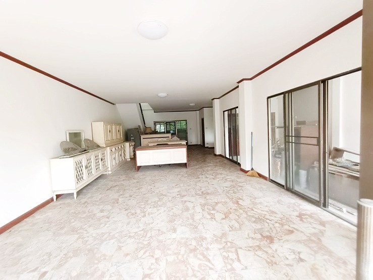 ขายถูก-ทาวน์เฮ้าส์-4-ชั้น-หมู่บ้านสวนซื่อตรง-ซอยประดิษฐ์มนูธรรม-10-เลียบทางด่วนรามอินทรา