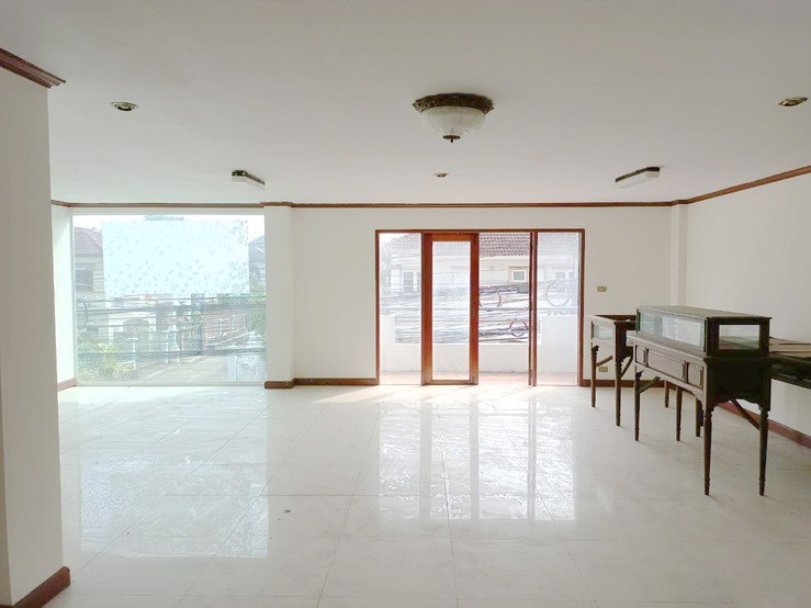 ขายถูก-ทาวน์เฮ้าส์-4-ชั้น-หมู่บ้านสวนซื่อตรง-ซอยประดิษฐ์มนูธรรม-10-เลียบทางด่วนรามอินทรา