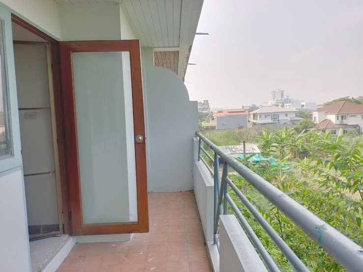 ขายถูก-ทาวน์เฮ้าส์-4-ชั้น-หมู่บ้านสวนซื่อตรง-ซอยประดิษฐ์มนูธรรม-10-เลียบทางด่วนรามอินทรา