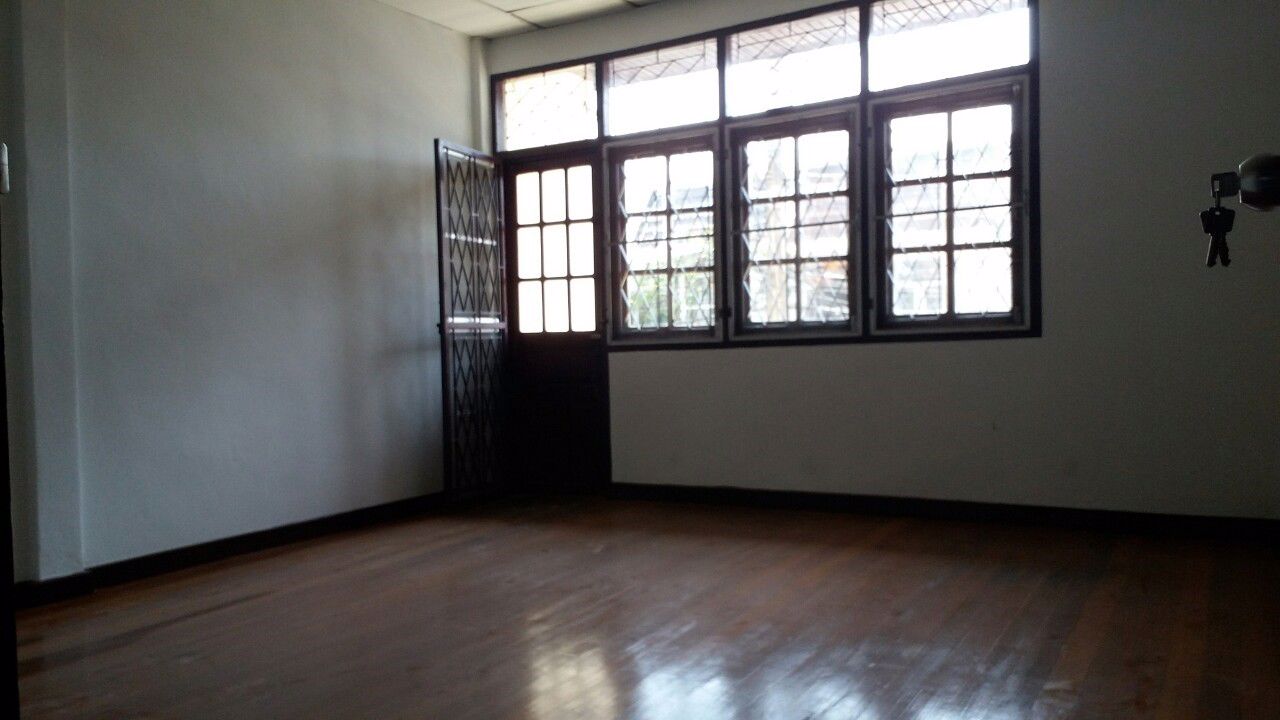 ประกาศขายบ้านแฝด-ทาวน์เฮ้าส์-2-ชั้น-พื้นเดียวกัน-เพดานเดียวกัน-หาครอบครัวใหญ่มาเป็นเจ้าของ-ราคาถูก