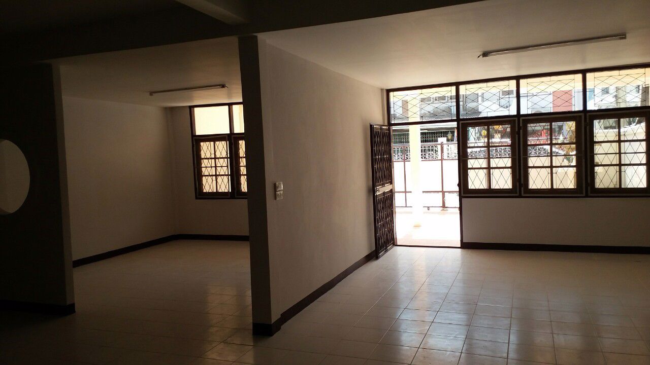 ประกาศขายบ้านแฝด-ทาวน์เฮ้าส์-2-ชั้น-พื้นเดียวกัน-เพดานเดียวกัน-หาครอบครัวใหญ่มาเป็นเจ้าของ-ราคาถูก